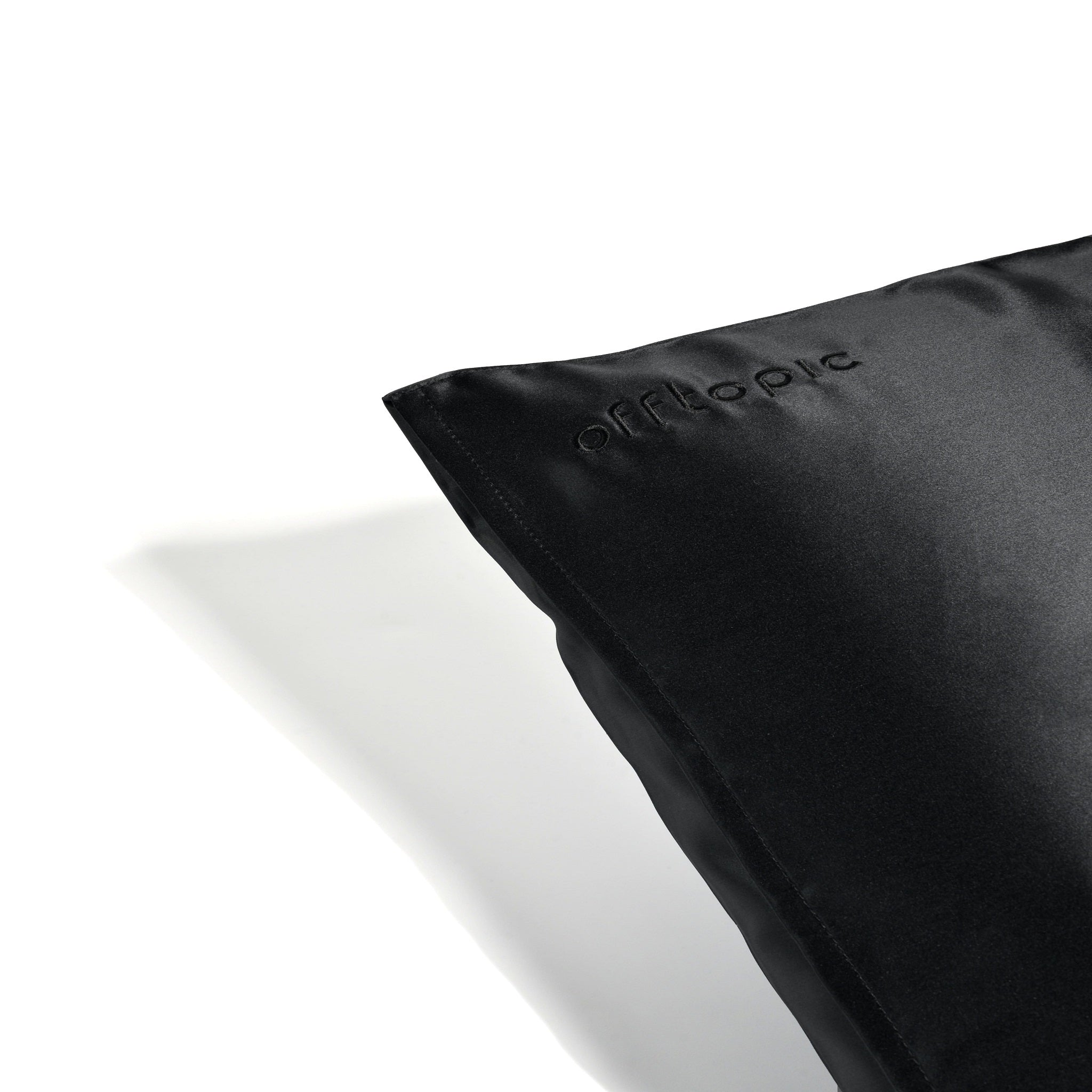 federa di seta nera dettaglio logo personalizzato