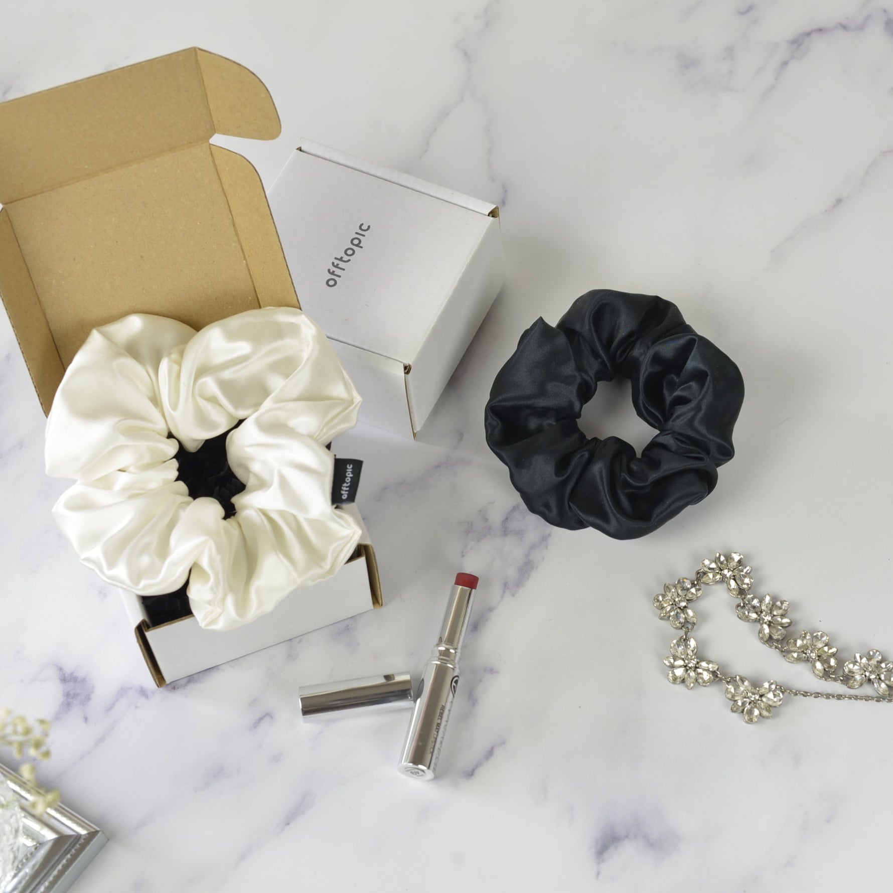 Elastici per capelli in pura seta. Scrunchies rosa, bianco e grigio scuro. Elastico elegante, moderno e ottimo per salute dei capelli.