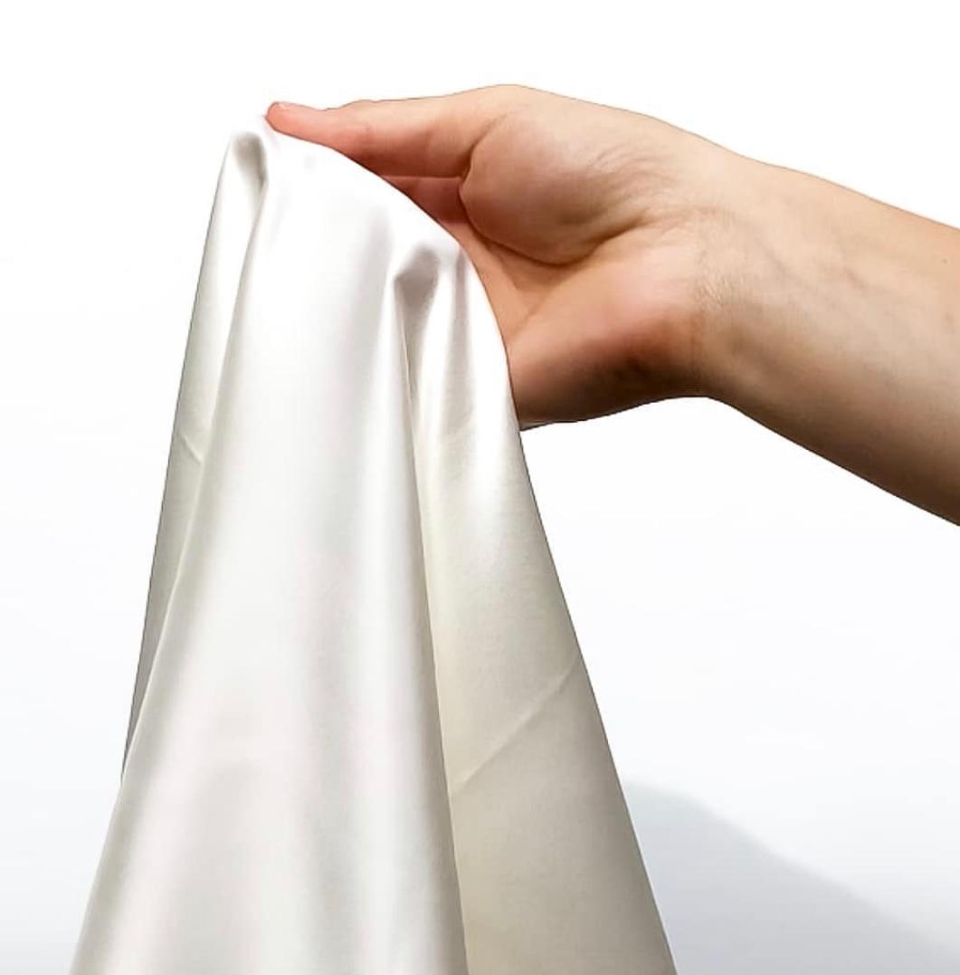 Federe in seta elegante, lussuosa e benefica per capelli e pelle.