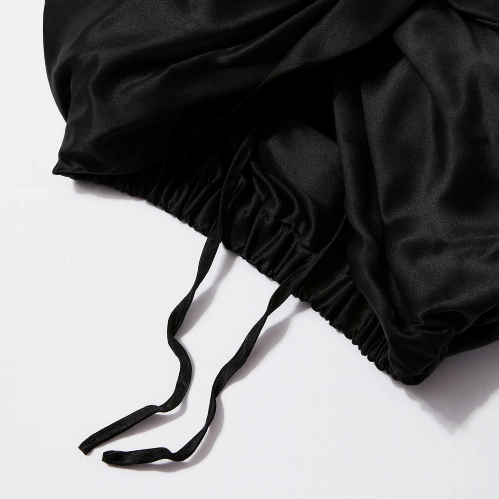 dettaglio cuffia notte seta regolabile con cordini ed elastico